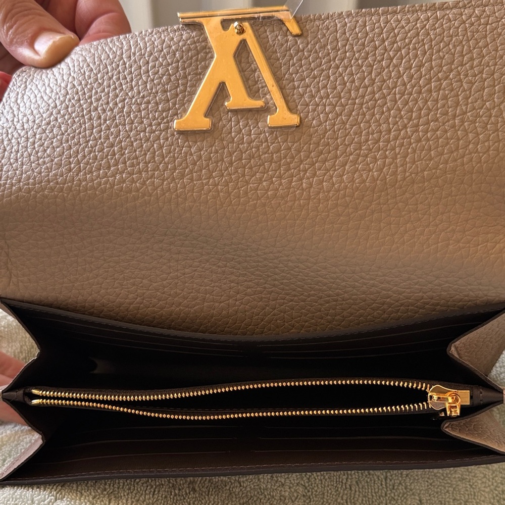NWOT Louis Vuitton Beige Leather Wallet with Gold Logo - Picture 3 of 4
